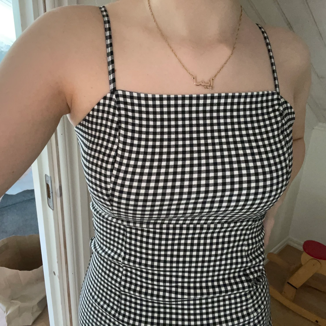 Svartvit rutig tajt klänning