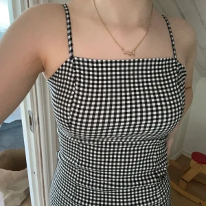 Svartvit rutig tajt klänning - Säljer en fin svartvit rutig tajt klänning här i storlek xs den är lite stretsig och är helt oanvänd.70 kr