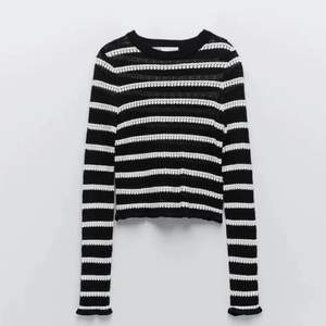 Säljer denna snygga tröja från Zara! SLUTSÅLD! Buda i kommentera! Nuvarande bud: 340 FRAKT INGÅR EJ