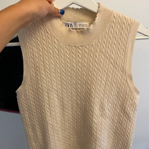 Zara Väst  - Stickad beige väst från zara, använd endast 2 gånger. Så skönt material ❤️strl S men passar XS och M också 🥰 köp direkt för 80 kr❤️