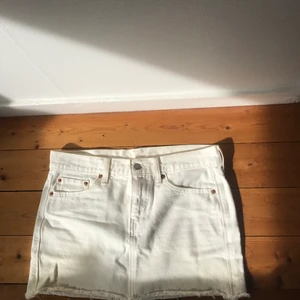 Levi’s jeanskjol - Säljer min vita jeanskjol från Levi’s då den tyvärr blivit alldeles för liten för mig. 💕Köpte i USA för något år sedan och endast använd ett par gånger. Storlek 26. 