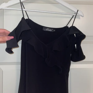 Klänning stl S - Svart klänning med volangdetalj från Motel i stl s. 