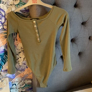 Bikbok body - Militärgrön bikbok body! Passar S/M, väldigt bra skick💖 säljer för 150kr💖