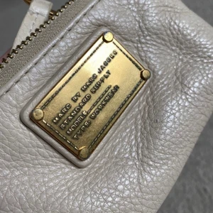 Marc Jacobs plånbok  - Liten beige plånbok/nyckelhållare från Marc Jacobs. 