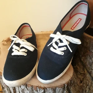 Björn Borg skor 39 - Jätte fina Björn Borg skor i storlek 39! Bra skick.  Perfekt nu till våren och sommaren 🌻 Köparen står för frakten. Tveka inte att fråga mig om något! 