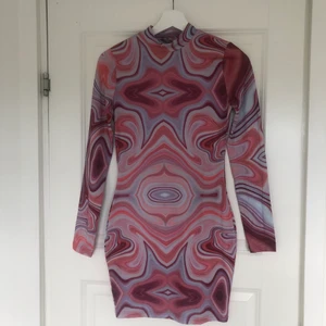 Marble dress strl xs - Ny oanvänd klänning i strl xs, väldigt formgivande klänning med trendigt mönster.