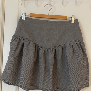 Kjol från other stories - Jättesöt kjol från other stories som blivit för stor:(! Dem två första bilderna visar inte riktigt mönstret på kjolen, som ni kanske kan se! Bild nummer tre visar mönstret lite bättre! Köpt för 600 kr, säljes för 350 kr!