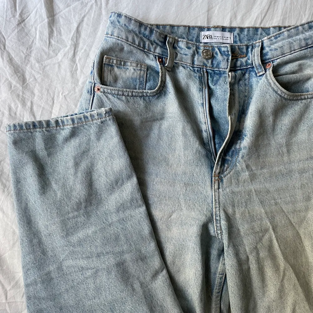 Ljusblå jeans i storleken 36 från Zara, köpta februari 2020 men används ej längre pågrund av att jg ej gillar hur de sitter länge. Nypris 359kr, säljer för 125kr + frakt 📦  köparen står för frakten! 🤎. Jeans & Byxor.