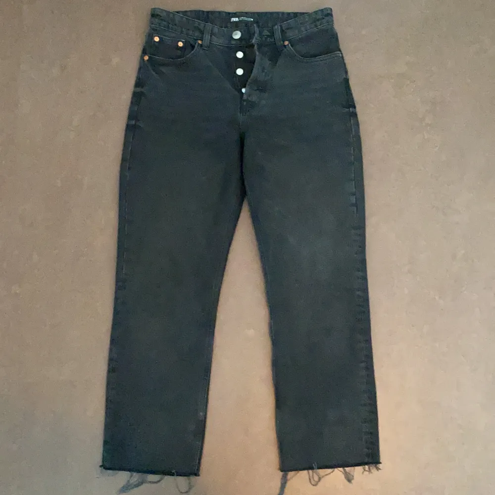 Svarta ”tvättade” jeans med straight leg, lite kortare modell men skulle sitta bra på nån som han ganska korta ben om man vill ha dom i ”normallångd”. Jeans & Byxor.