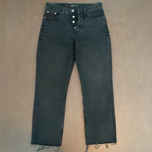 Zara straight jeans  - Svarta ”tvättade” jeans med straight leg, lite kortare modell men skulle sitta bra på nån som han ganska korta ben om man vill ha dom i ”normallångd”