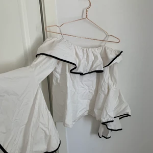 Zara blus  - Köpt för cirka 200kr , inga fläckar eller hål