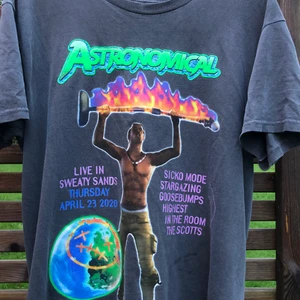 Travis Scott  Astronomical T-Shirt - Astronomical T-Shirt fr Travis Scott - Cactus Jack Använd Fåtal gånger 