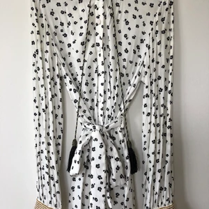 Snygg med skärp och snygga detaljer från & Other Stories - Fin blus med skärp och snygga detaljer i bra skick från & Other Stories. Storlek 34. eventuell fraktkostnad står köparen för. 