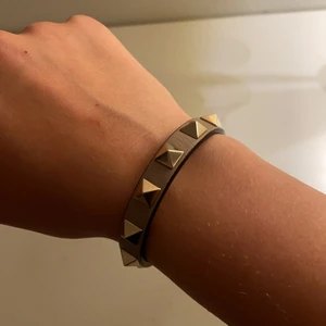 INTRESSEKOLL på valentino armband  - INTRESSEKOLL, jag kollar vad jag kan gå för detta armband, 100% äkta har bevis, dustbag osv🪅 superduperbra bea skick! 