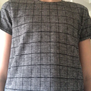 En rutig lite tjockare t-shirt  - Ca 2,5 år gammal 