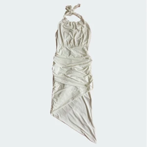 Vit halterneckklänning - Vit halterneckklänning från Nelly med öppen rygg i storlek xs och prefekt skick då den endast är prövad💓✨