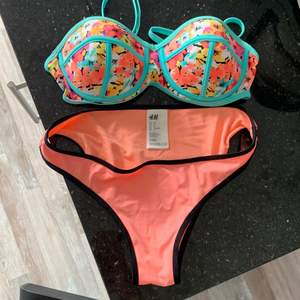 Bikini som aldrig avänts!💞 Underdelen är i storlek 36 (S) och överdelen skulle jag gissa på 70A/B❤️ Frakt bestäms i chatt