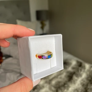 Hjärt ring - Super söt ring med hjärtan i olika färger. Oanvänd och justerbar.
