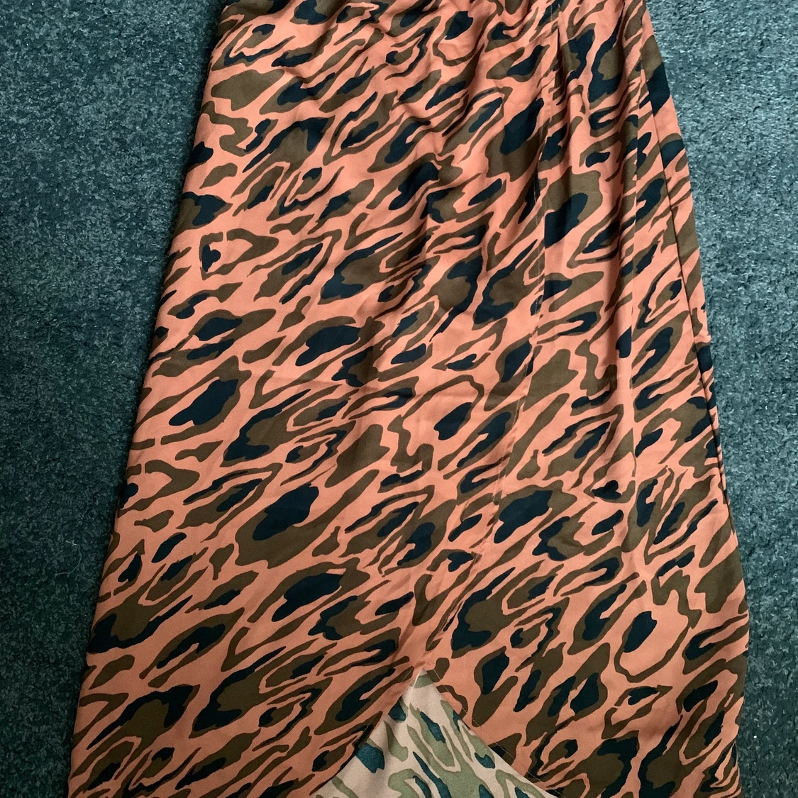 Super fin somrig kjol med krossat tyg eller vad man säger.