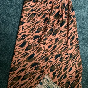 Super fin somrig kjol med krossat tyg eller vad man säger. - Köpt på Lindex 150 kr aldrig använd. Storlek S (passar M). Skriv om ni vill se bättre bild på den.