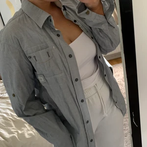 G- star skjortjacka - G-star skjortjacka i storlek XL (liten i storleken skulle mer säga som M/L). Ljusblå/ljusgrå färg. Köparen står för frakt