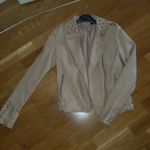 Skinnjacka  - Skinn jacka i storlek s, knappt använd💫 Pris kan absolut diskuteras! Kan postas