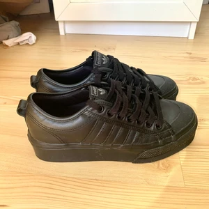 Adidas sneakers - Nästintill oanvändna svarta sneakers från Adidas🙏🏼 