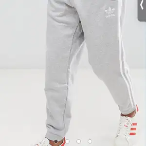 Säljer mina grå/vita adidas mjukis byxor i (tjejmodell) som är helt oanvända, storlek xs, köpta för 800kr och säljs för 200kr