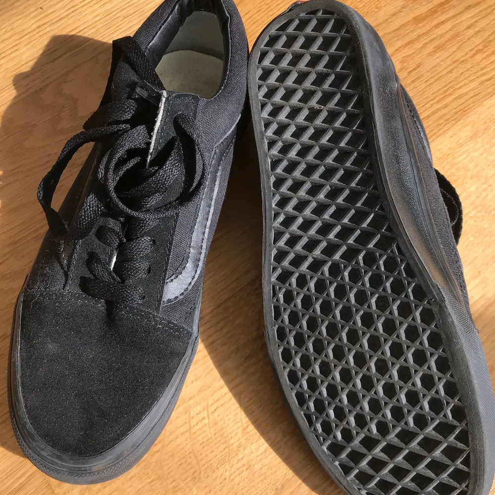 VANS i den klassiska modellen oldschool fast i snygg helsvart, passar till allt! Ordinarie pris ungefär 750kr. Aldrig andvändt, eftersom att de är förstora. . Skor.