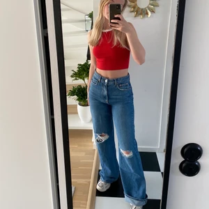 Coola jeans från Gina tricot i storlek 36 - Ett par jätte fina Jens från Gina tricot i storlek 36. Dom sitter jätte fint på förutom att dom är lite långa på mig som är 167cm. Jag köpte dom för 800kr och är knappt använda. Köparen står för frakten.😌💕💕💕💕💕💕💕💕