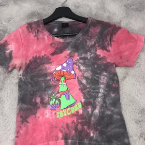 Söt topp - Säljer denhär jätte söta toppen från urban outfitters. Den är storlek S men är i ett stretcigt material så passar xs-m. Köptes för ca 320kr❤️