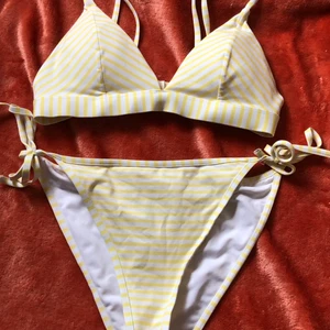 Gul bikini - En gul och vit bikini från hm, oanvänd, bara testad. Kontakta vid frågor❤️