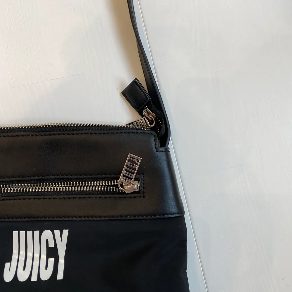 Jätte snygg och trendig Juicy Couture väska. Passar till allt och kan matchas till vad som helst. Inte alls mycket använd💘. Väskor.