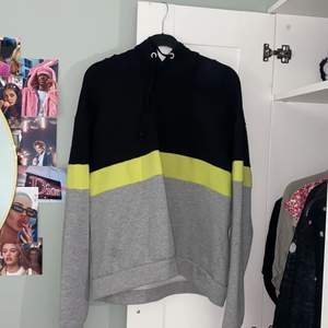 Flerfärgad hoodie ifrån Lager157 i Stl.M med luva. Säljer pga för stor. Köparen står för frakten.