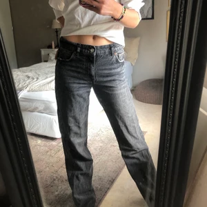 Gråa jeans - Gråa vida jeans från zara, ganska lågmidjade och långa