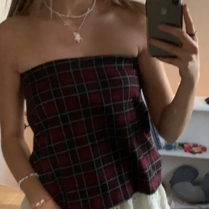 Snygg topp - Rutig axelbandslös topp