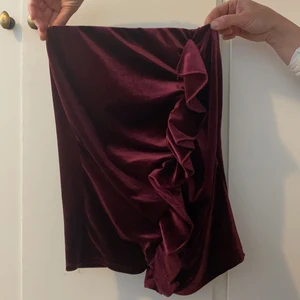 Sammetskjol - Säljer en vinröd sammet/velour kjol som är helt ny, aldrig använd (föll ej mig i smaken). Inköpt från Gina Tricot storlek S. Prisförslag; 80kr eller bästa bud.