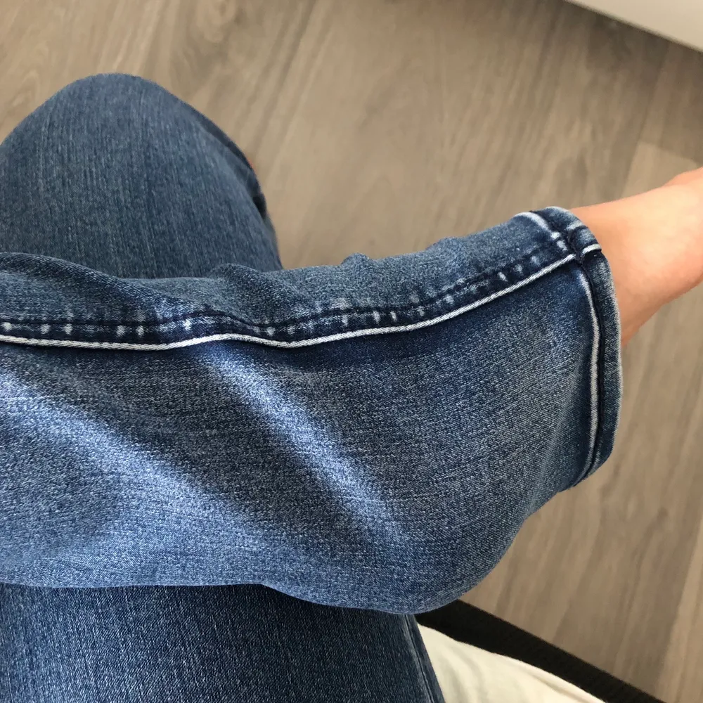 Lågmidjade jeans från H&M som är köpt för flera år sedan. Sparsamt använda. Okänd storlek, men jag har storlek 34. De är stretchiga så kan nog passa 32-36. Går att klippa slits vid benen för en rak look. Startbud: 150kr (exklusive frakt). Jeans & Byxor.