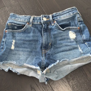 Hm shorts jeans  - Shorts som är nya använt 2 ggr i storlek 36 xs/s