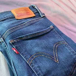 Mörkblå högmidjade levis jeans i storlek 26, passar en S. Använda sparsamt och är så gott som i nyskick.            Budgivning 