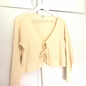 Somrig tröja💚 - En knappt använd gul tröja från Monki. I bra skick!