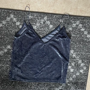 Satin/mocka? Linne - Jättefint linne som är i bra material. Ser helt ny ut o h är inte använd så jättemycket heller. 