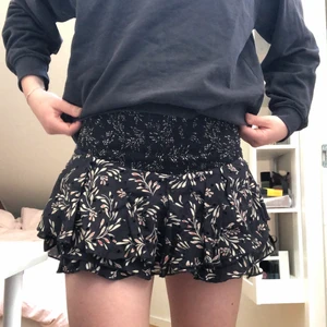 Kjol - Superfin kjol med inbyggda shorts från Zara. Storlek M men liten i storleken:)