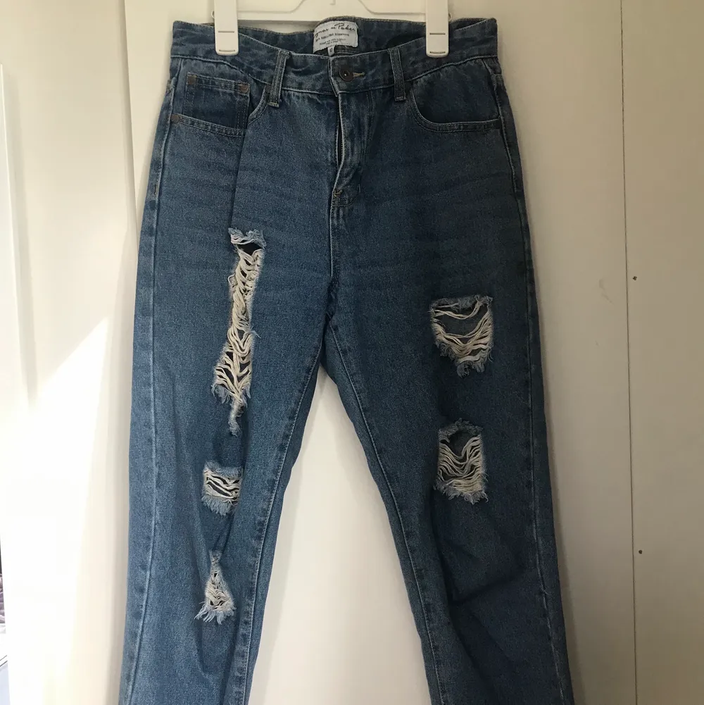 Snygga mom jeans. Som tyvärr har blivit för stora. Säljer för 110kr. Gratis frakt!🤍. Jeans & Byxor.