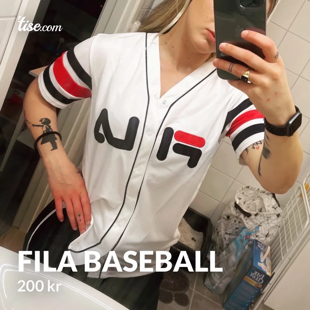 Cool baseball-shirt från Fila. Sparsamt använd. T-shirts.