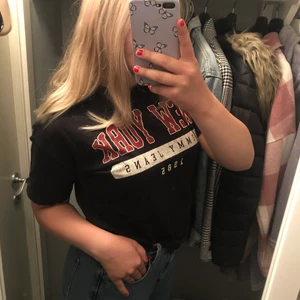 Tommy hilfiger - Äkta tommy hilfiger t-shirt, knappt använd (nyskick), kan mötas i Eskilstuna eller fraktas (44kr)