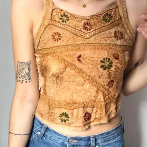 Vintagelinne  - Supersött linne köpt på vintage i New York. Knytband som man kan välja att knyta bak eller fram. Jag är en S/M så denna topp är mer en M. 💛