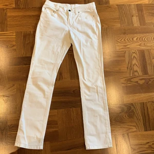 Filippa K  - Mindre fläckar på vänster sida 