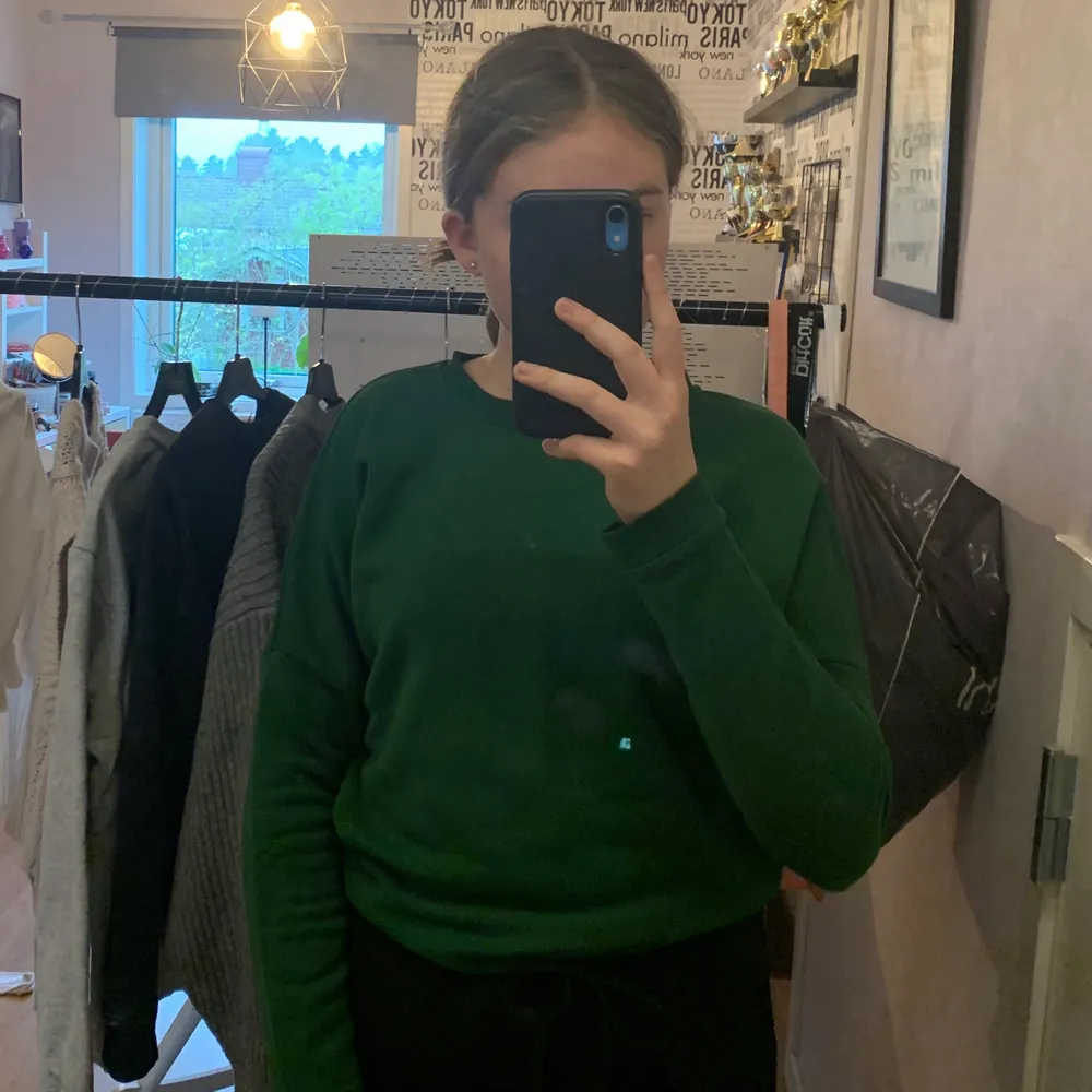 Fin mörkgrön tröja, bredare i ärmarna. Den är i XS men passar även en S🥰. Tröjor & Koftor.