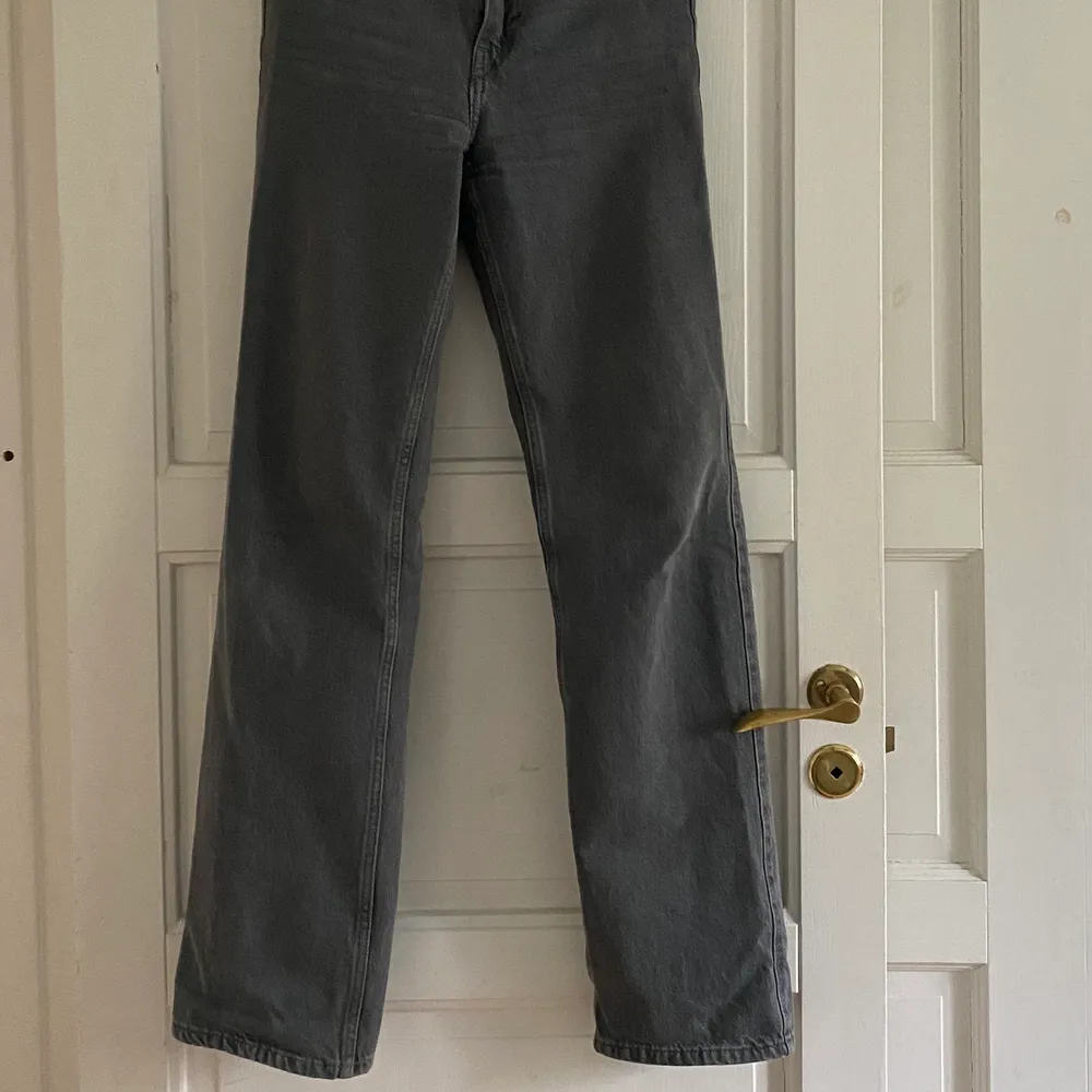 Gråa jeans från weekday i bra skick. Modell Row storlek W 24 L 32. Jeans & Byxor.